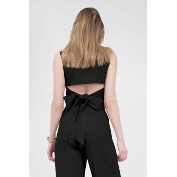 Costum negru de in cu vesta decupata si pantaloni drepti
