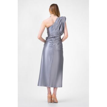 Rochie midi gri metalizat cu un umar drapat