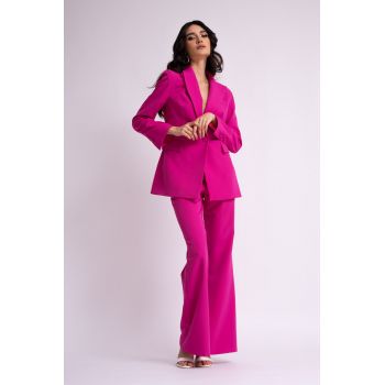 Costum fuchsia cu sacou cambrat si pantaloni evazati