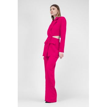 Costum fuchsia cu sacou decupat si pantaloni drepti cu riz