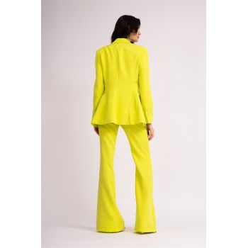 Costum lime cu sacou cambrat si pantaloni evazati