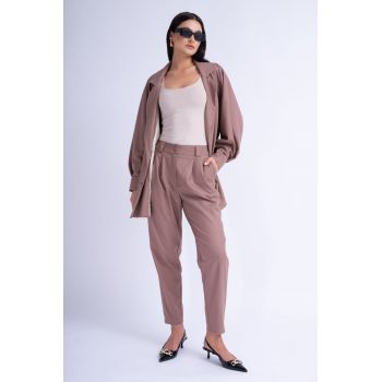 Costum Maro cu Sacou Oversized si Pantaloni Conici