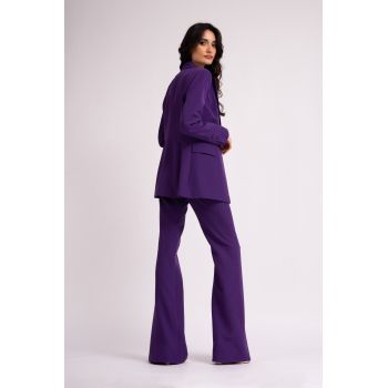 Costum mov intens cu sacou cambrat si pantaloni evazati