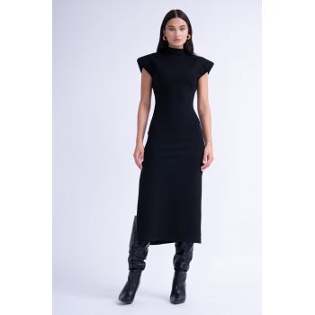 Rochie Midi Neagra cu Umeri Supradimensionati si Slit