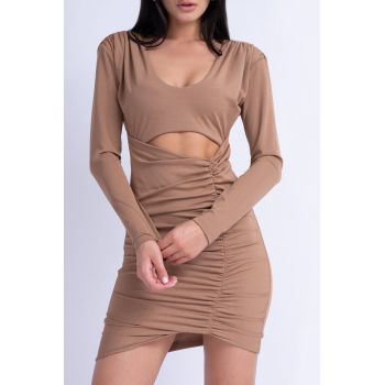 Rochie Mini Camel cu Umeri Fronsati si Decupaj