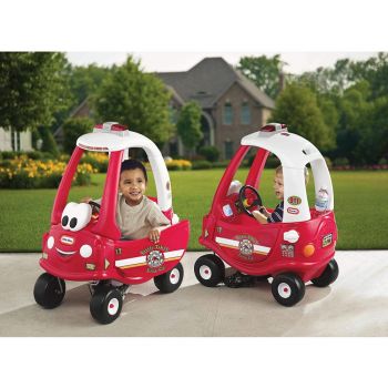Masinuta pompieri pentru copii Little Tikes Cozy Coupe actionata cu picioarele, roti frontale ce se rotesc 360 grade, poate fi impinsa de catre un adult cu ajutorul manerului special , recomandata copiilor de la 18 luni