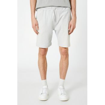 Pantaloni scurti cu snur in talie