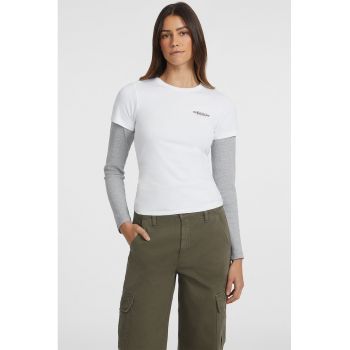 Tricou slim fit cu decolteu la baza gatului