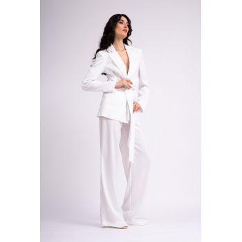Costum alb cu sacou cu esarfe si pataloni wide leg