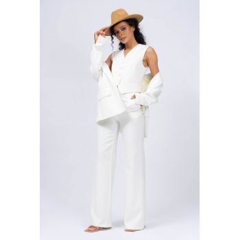 Costum alb de inspiratie masculina