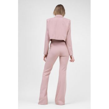 Costum roz pastel cu sacou cropped si pantaloni evazati