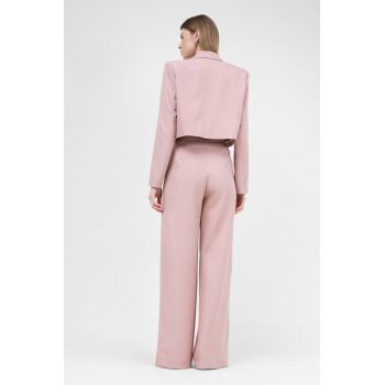 Costum roz pastel cu sacou cropped si pantaloni ultra wide leg