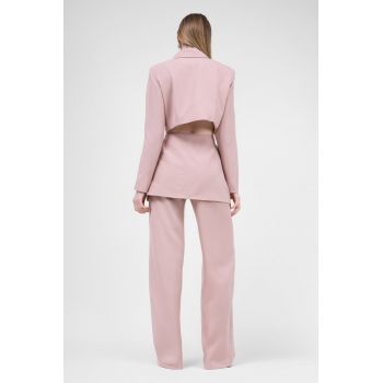 Costum roz pastel cu sacou decupat si pantaloni drepti cu riz
