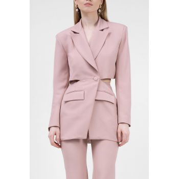 Costum roz pastel cu sacou decupat si pantaloni evazati