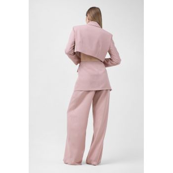 Costum roz pastel cu sacou decupat si pantaloni ultra wide leg