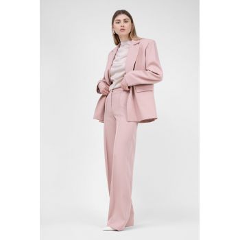 Costum roz pastel cu sacou regular cu buzunar dublu si pantaloni cu riz