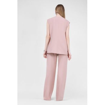 Costum roz pastel cu vesta oversized si pantaloni drepti cu riz