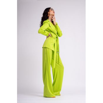 Costum verde neon cu sacou cu esarfe si pataloni wide leg