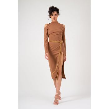 Rochie camel cu umeri decupati si crapatura pe picior