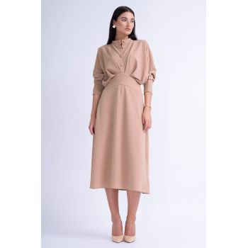 Rochie midi roz cu bust drapat si nasturi