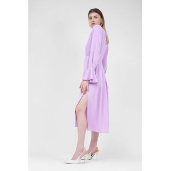 Rochie midi roz pastel cu pliuri si umeri proeminenti