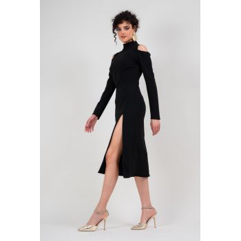 Rochie neagra cu umeri decupati si crapatura pe picior
