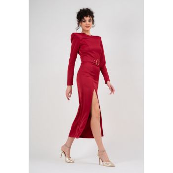 Rochie rosie cu umeri supradimensionati si slit