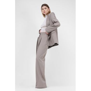 Pantaloni bej ultra wide leg cu pliuri