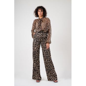 Bluza cu umeri supradimensionati si funde la nivelul gatului din voal leopardat