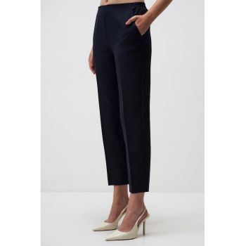 Pantaloni crop cu croiala dreapta
