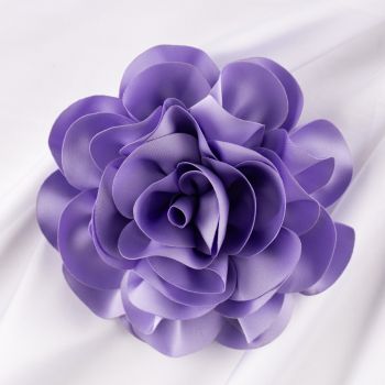 Brosa floare lila satinata cu diametru de 15 cm, cu clips pentru par