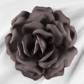 Brosa floare gri inchis cu diametru de 15 cm, cu clips pentru par