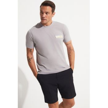 Tricou cu decolteu la baza gatului