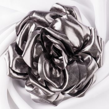 Brosa floare cu diametru de 15 cm, cu clips pentru par, argintiu metalizat