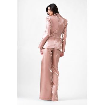 Costum din tafta bej cu sacou cambrat si pantaloni drepti