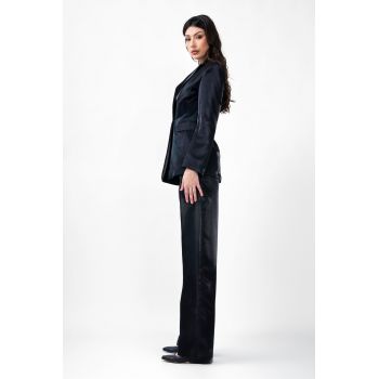 Costum negru din tafta cu sacou cambrat si pantaloni drepti