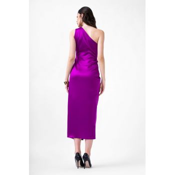 Rochie midi mov pe un umar cu crapatura pe picior