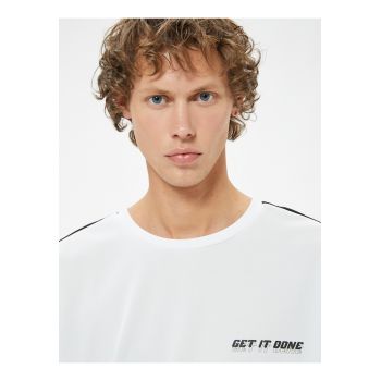 Tricou cu decolteu la baza gatului si detaliu cu imprimeu text