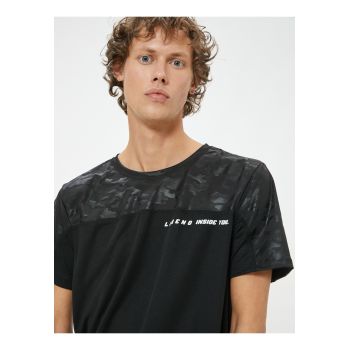 Tricou cu decolteu la baza gatului si segmente cu imprimeu