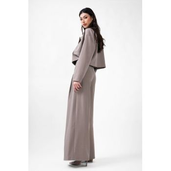 Costum bej cu sacou cropped si pantaloni cu buzunare