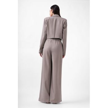 Costum bej cu sacou scurt si pantaloni largi