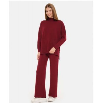 Compleu cu pantaloni si pulover cu gat semiinalt si buzunare, din  tricotaj fin, bordo