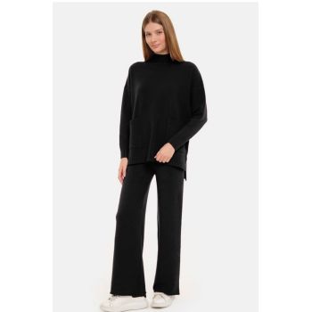 Compleu cu pantaloni si pulover cu gat semiinalt si buzunare, din  tricotaj fin, negru