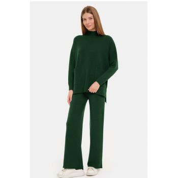 Compleu cu pantaloni si pulover cu gat semiinalt si buzunare, din  tricotaj fin, verde inchis