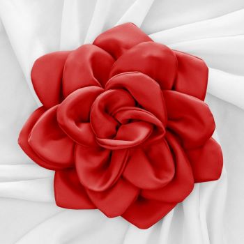 Brosa floare rosie satinata cu diametru de 25 cm, cu clips pentru par