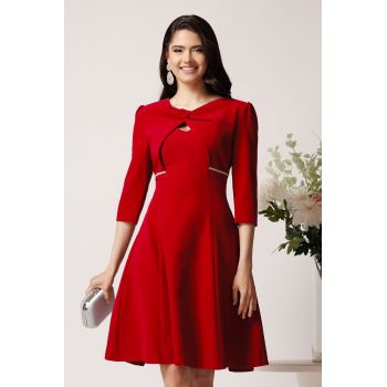 Rochie eleganta din stofa magenta cu strasuri in talie si decupaj la decolteu