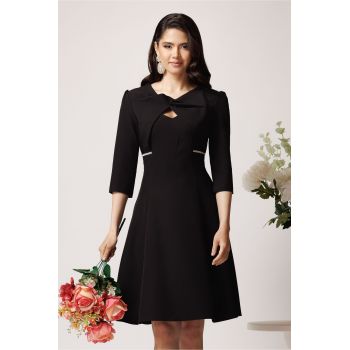 Rochie eleganta din stofa neagra cu strasuri in talie si decupaj la decolteu
