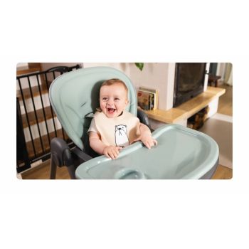 Scaun de masa pentru copii, Kidnort Jordgubbe Grey, multifunctional, cu roti, bara de jucarii, spatar reglabil, pozitie somn, reglabil pe inaltime pe 6 nivele, tavita cu suport pentru pahar, usor de pliat
