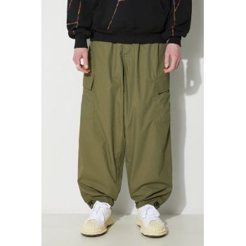 Universal Works pantaloni Loose Cargo Pant barbati, culoarea verde, cu fason cargo, 30143.OLIVE de firma originali