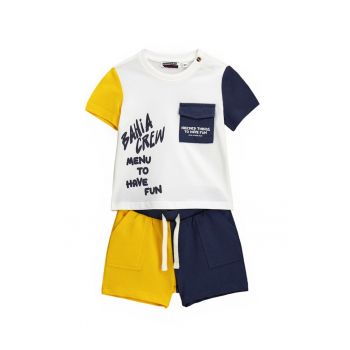Set de tricou si pantaloni scurti colorblock cu text - 2 piese